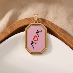 Ciondolo rettangolare con scritta "MOM" su sfondo rosa in Acciaio dorato 18x28mm 1pz | GDO