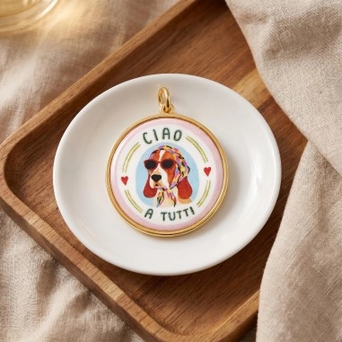 Ciondolo tondo con stampa colorata di cane Basset Hound stilizzato in Acciaio dorato 22mm 1pz | GDO