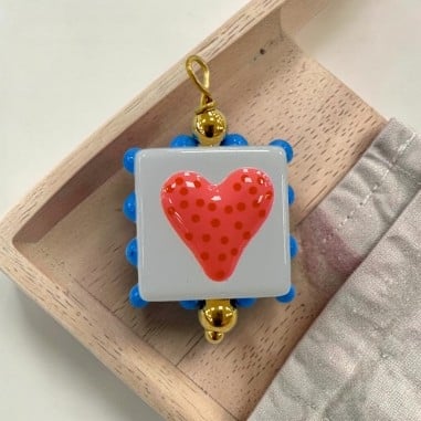 Ciondolo quadrato con Cuore a pois colorato in Vetro smaltato 18x26mm 1pz - Fucsia e bianco | GDO
