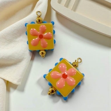 Ciondolo quadrato con Fiore in Vetro smaltato 18x27mm 1pz - Giallo e rosa | GDO