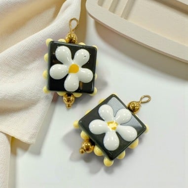 Ciondolo quadrato con Fiore in Vetro smaltato 18x27mm 1pz - Nero e bianco | GDO