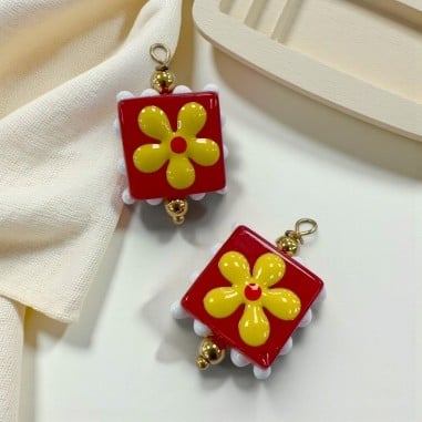 Ciondolo quadrato con Fiore in Vetro smaltato 18x27mm 1pz - Rosso e giallo | GDO