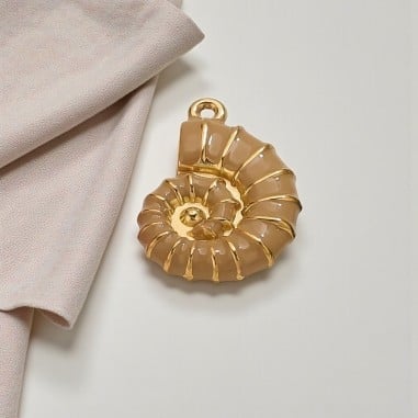 Ciondolo a forma di Conchiglia smaltata Beige in Acciaio dorato 15x21mm | GDO
