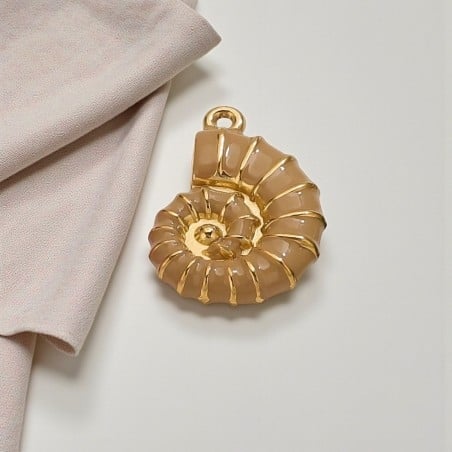 Ciondolo a forma di Conchiglia smaltata Beige in Acciaio dorato 15x21mm | GDO
