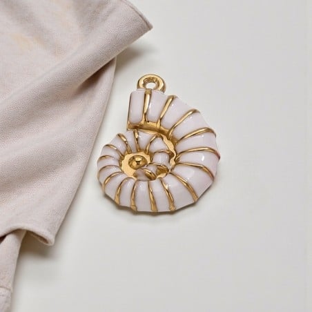 Ciondolo a forma di Conchiglia smaltata Bianco in Acciaio dorato 15x21mm | GDO