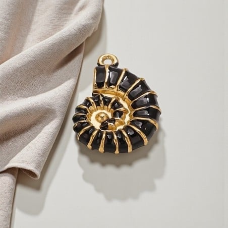 Ciondolo a forma di Conchiglia smaltata Nero in Acciaio dorato 15x21mm | GDO