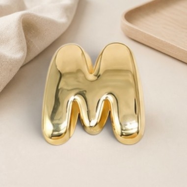 Distanziatore Lettera iniziale M bombata in ottone dorato 15x20mm vuoto all'interno foro 3.5x14mm 1pz | GDO