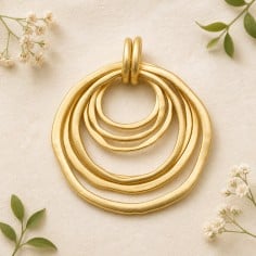 Ciondolo sette cerchi in zama dorato 60 mm 1pz Gioie d'Oriente