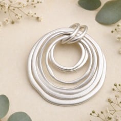 Ciondolo sette cerchi in zama argentato 60 mm 1pz Gioie d'Oriente