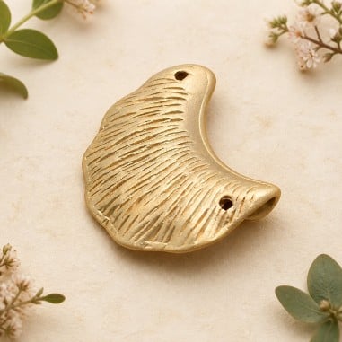 Ciondolo Zama a forma di conchiglia oro 26x20mm 1pz Gioie d'Oriente