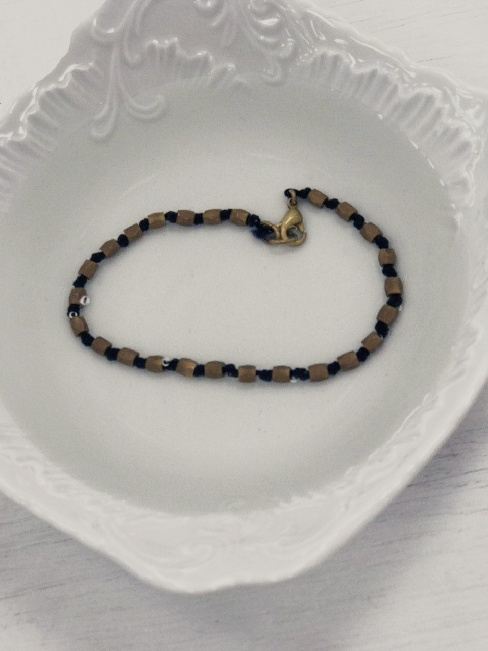 Bracciale immerso in acqua sale aceto