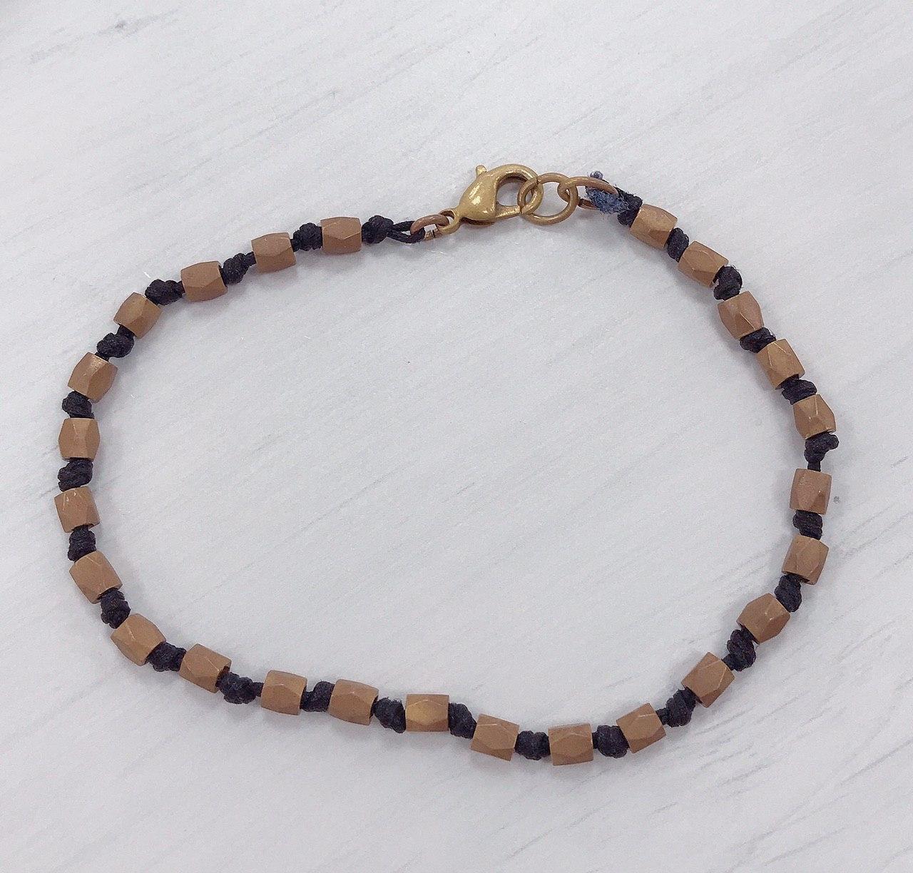 Bracciale di bigiotteria pulito lucidato