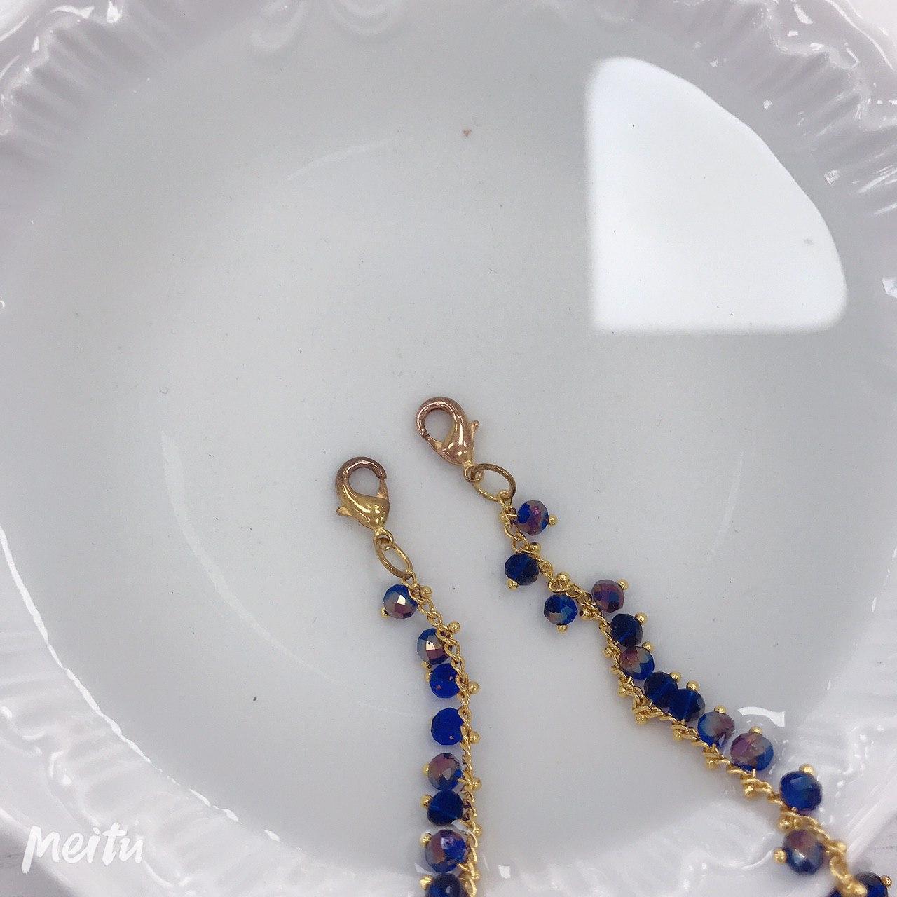 collana immersa nella soluzione di acqua aceto e sale